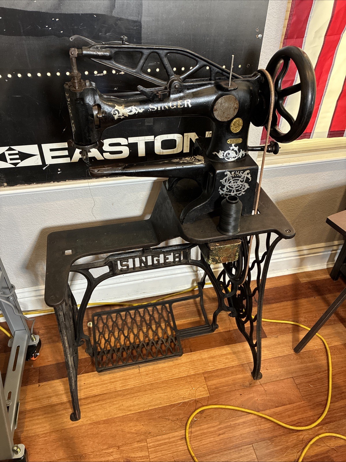 Singer 29-4 Cobbler Shoe Patcher Leather Sewing Machine Treadle Antique Restored