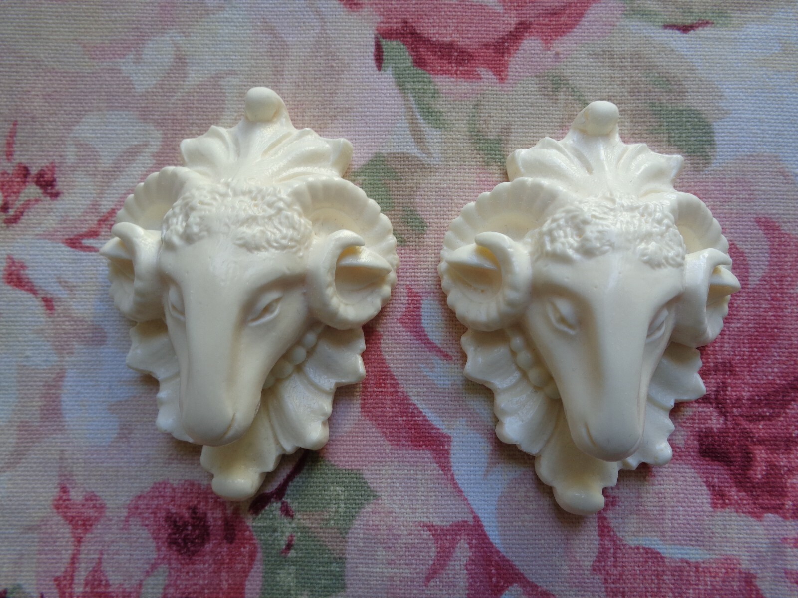 New! Gorgeous Ram’s Head Center 2 Pc Architectural Pediment Furniture Applique
