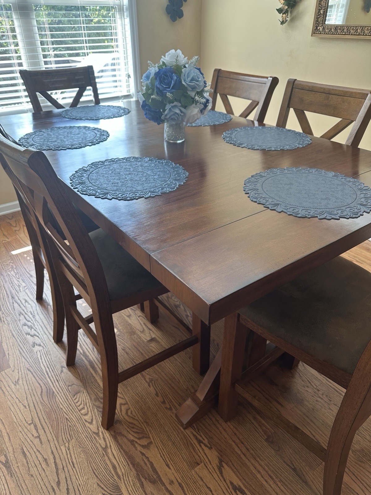 Beautiful Solid Oak Dining Table With 6 Matching Chairs Includes Leaf.