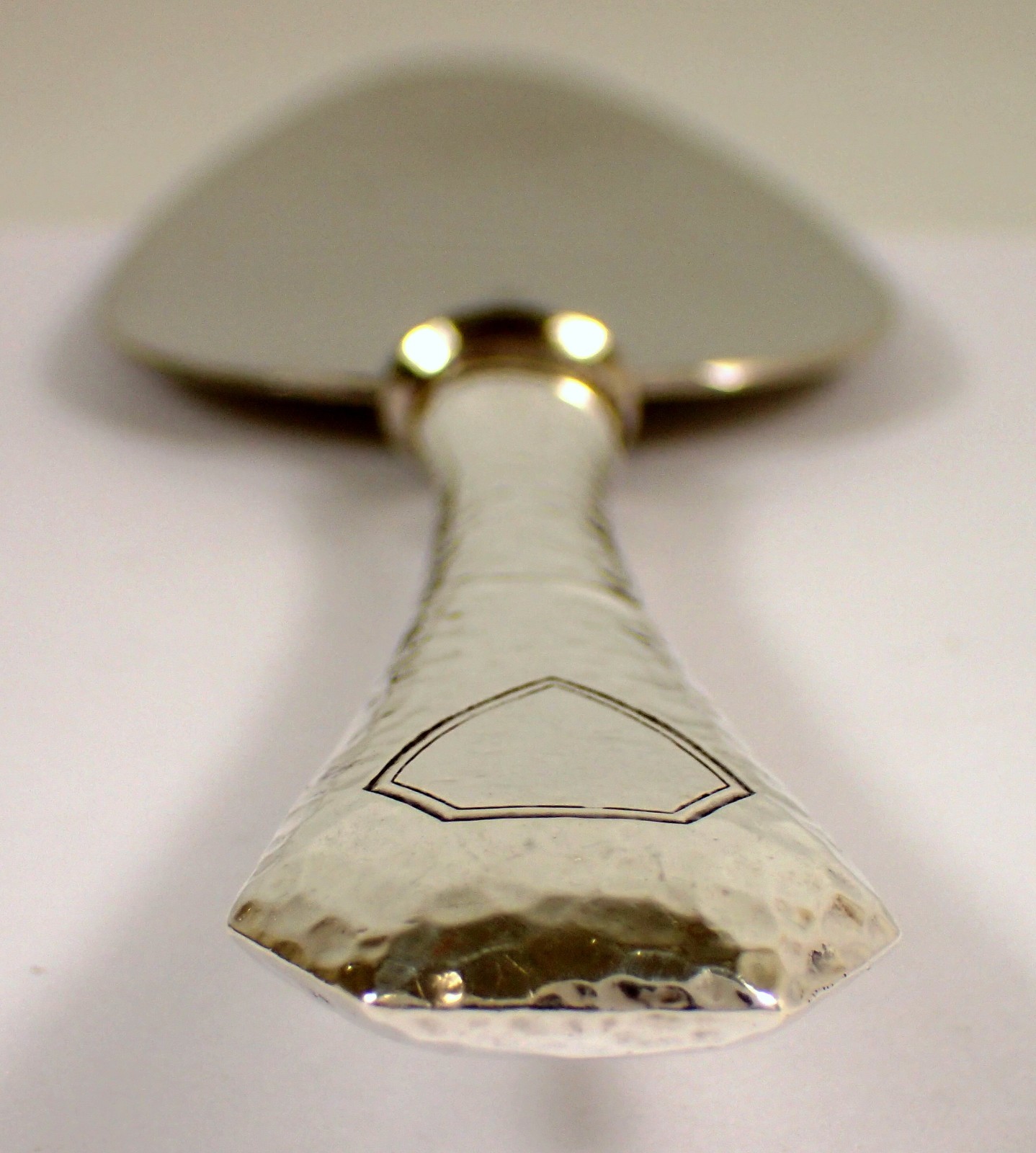 Vtg Hand Hammered Crest Shield Sterling Silver Handle 9 7/8″ Cake Pie Server