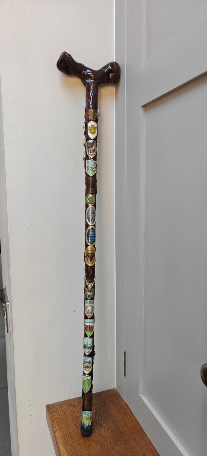 Hiking stick with many badges 86cm long
