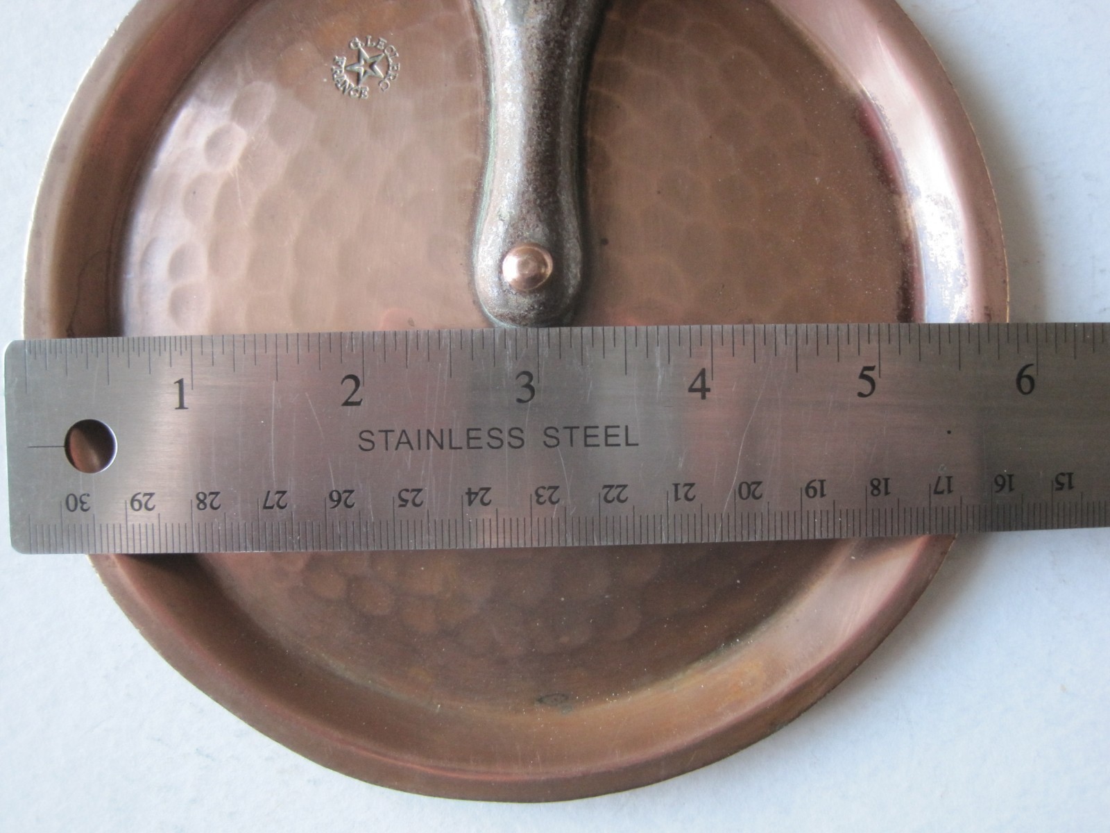 SMALL ANTIQUE FRENCH COPPER PAN LID W/ IRON HANDLE TO SUIT 14.5 CMS DIAMETER PAN