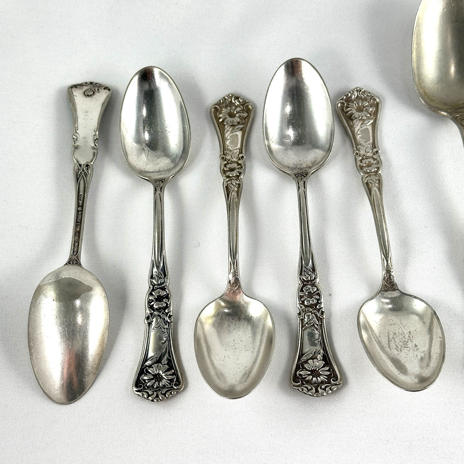 Vintage Set Of 18 WM A Rogers Suffolk SXR Silverplated Forks, Spoons, Knives