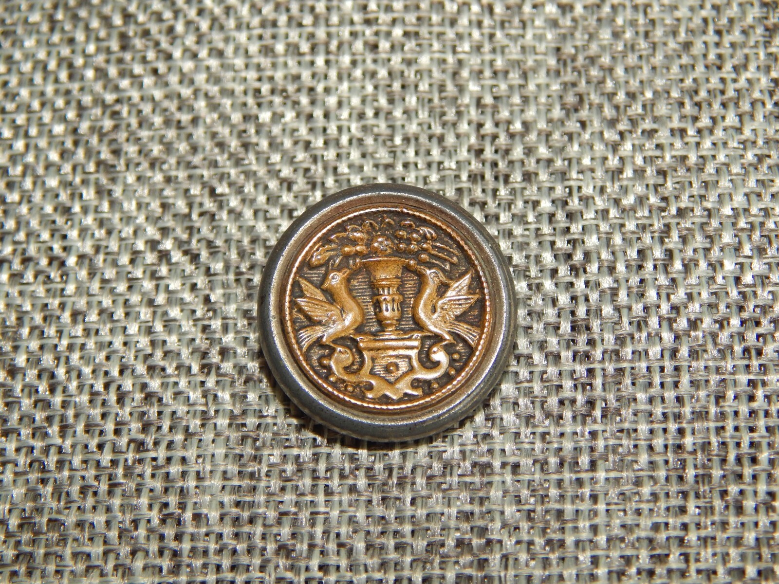 Antique Vtg Picture Button Birds & Urn ~Apx: 7/8″ #107-E