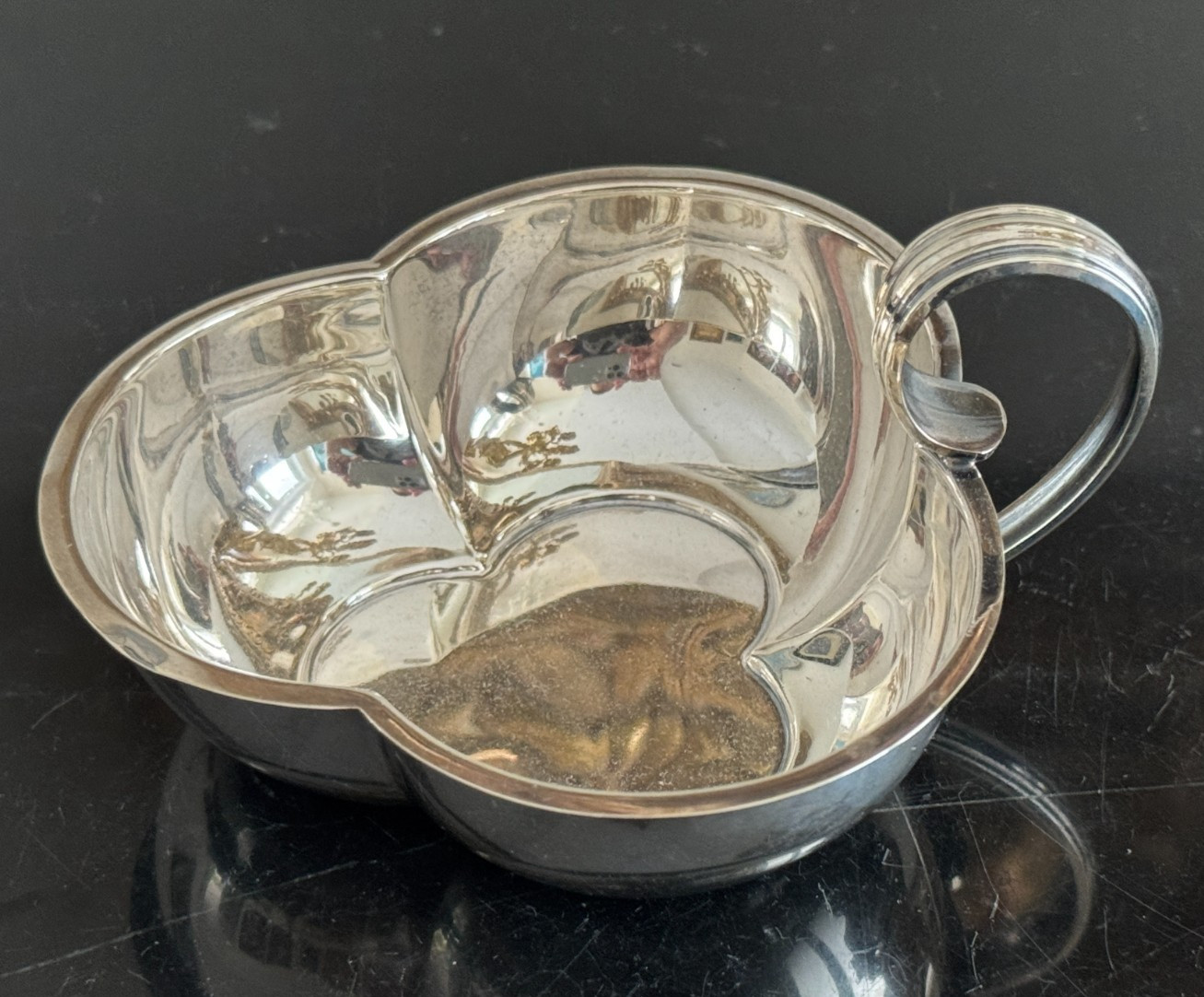 Wallace 5521 Sterling Silver Shamrock Dish with Handle – 81 Grams