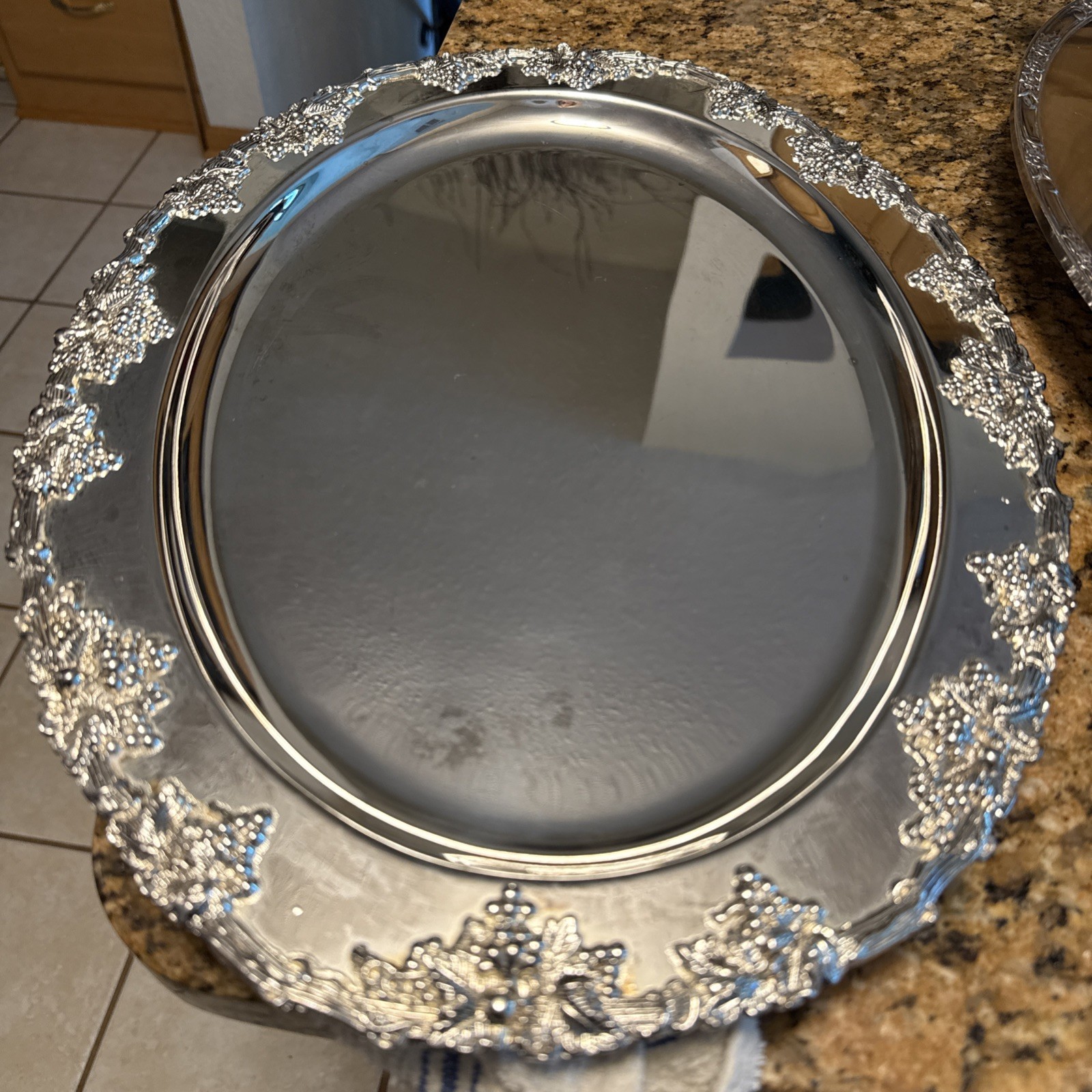 Godinger Silver Art Co oval serving platter, 16″ X 11.5 grapevine design etched