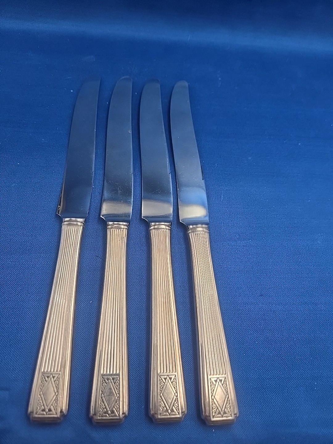 Lot of 4 Oneida NOBLESSE Silverplate New French Hollow Dinner Knives 9 1/2″