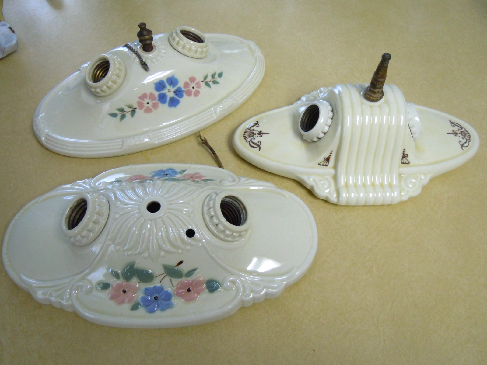VINTAGE EMBOSSED 10″ PORCELAIN 2 LIGHT FLUSH MOUNT COMPLETE LIGHT FIXTURE