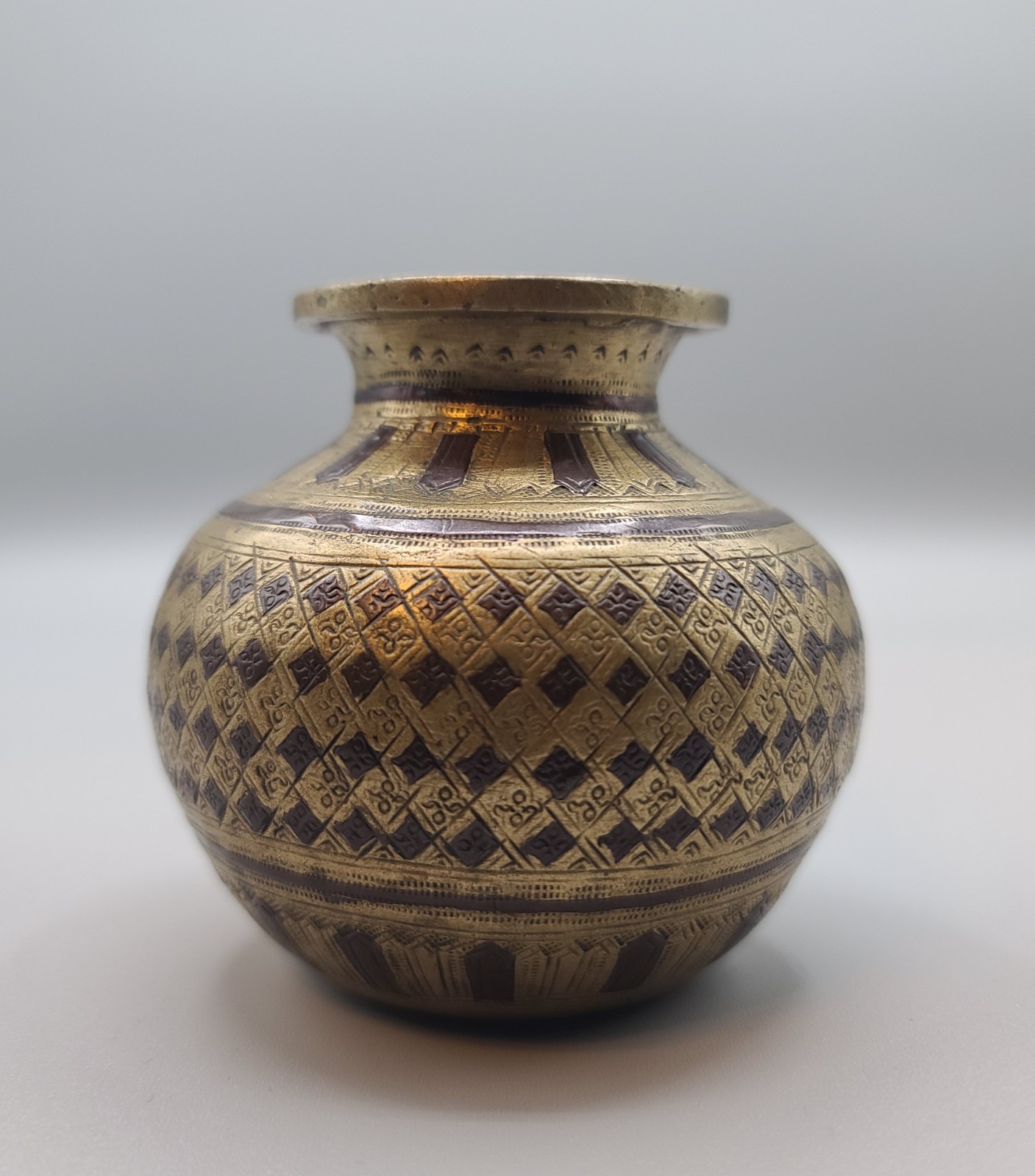 ANTIQUE 18TH CENTURY INDIAN/ISLAMIC/MUGHAL ENGRAVED BRASS & COPPER LOTA, POT