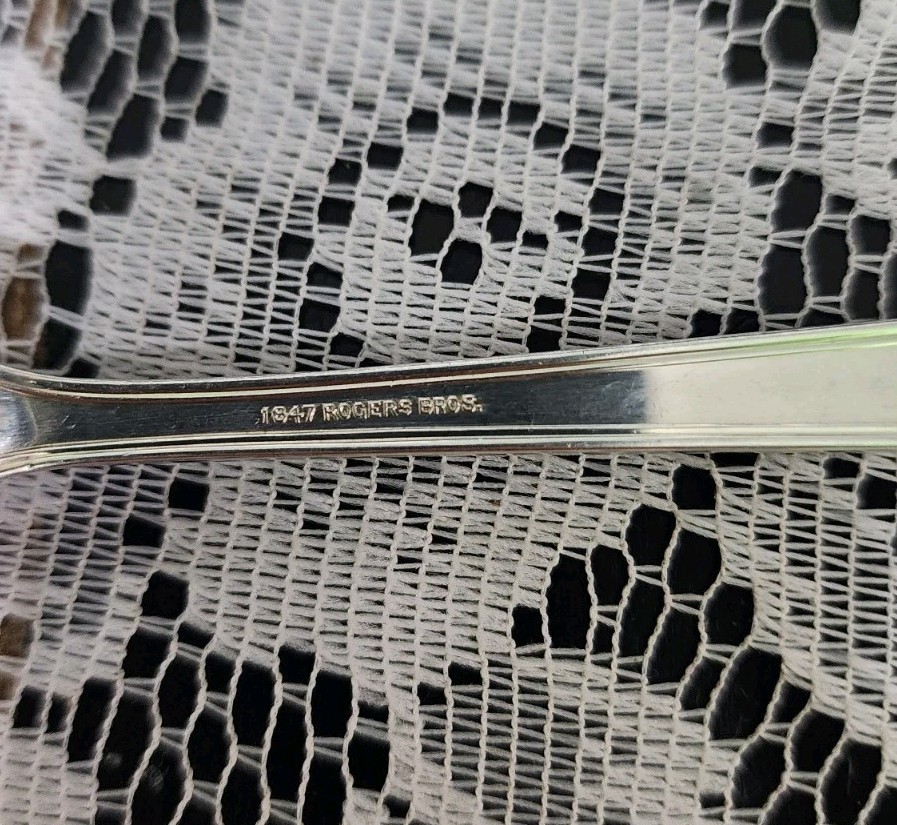 👌1847 ROGERS ANTIQUE c1923 ANNIVERSARY PATTERN SILVERPLATED “6” SUGAR SPOON 🍚