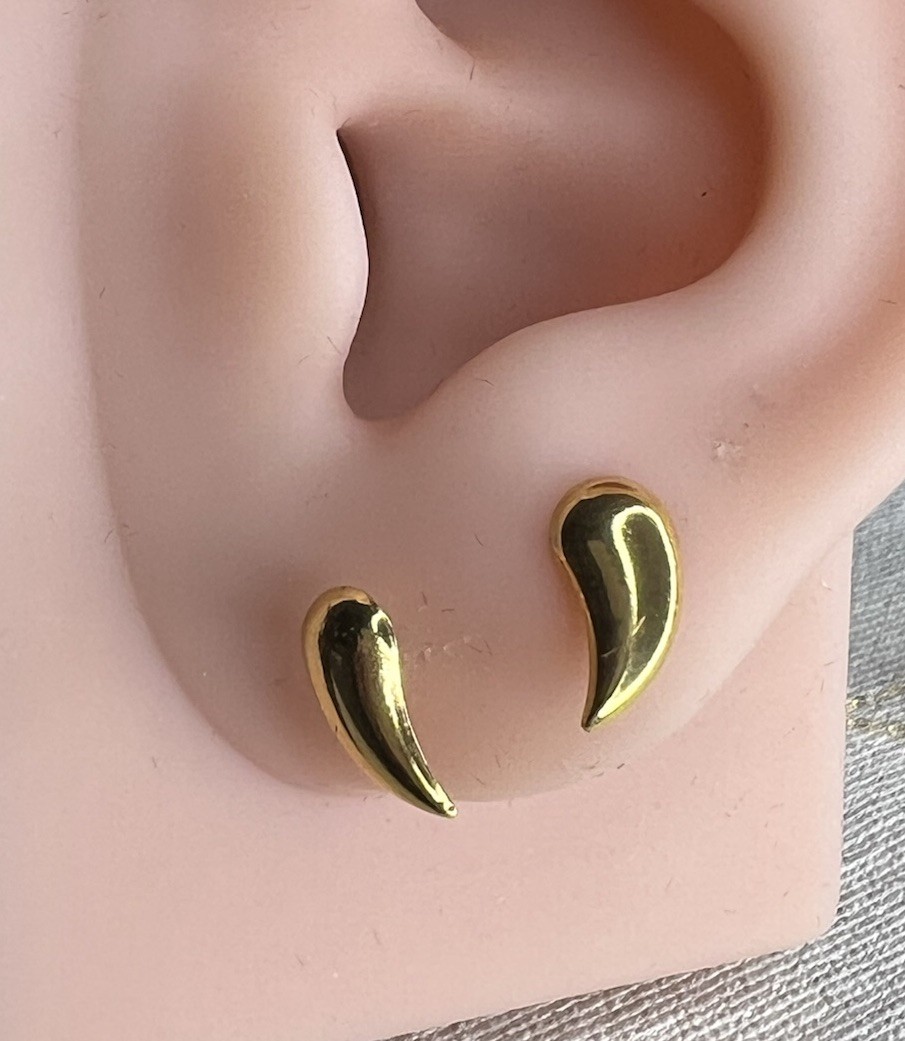 Real 18ct gold dainty Pear stud earrings au750 hallmarked