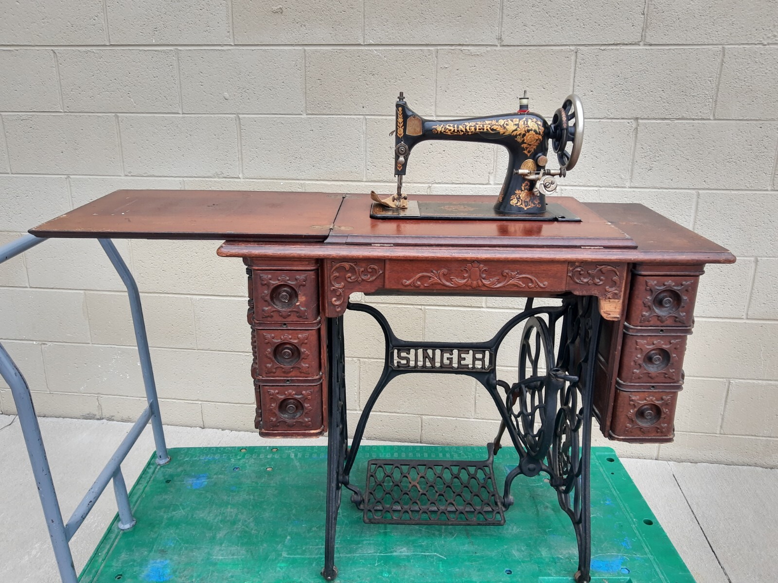 Antique 1901 Singer Sewing Machine,Oiled, Cleaned, Working, Attachments Included