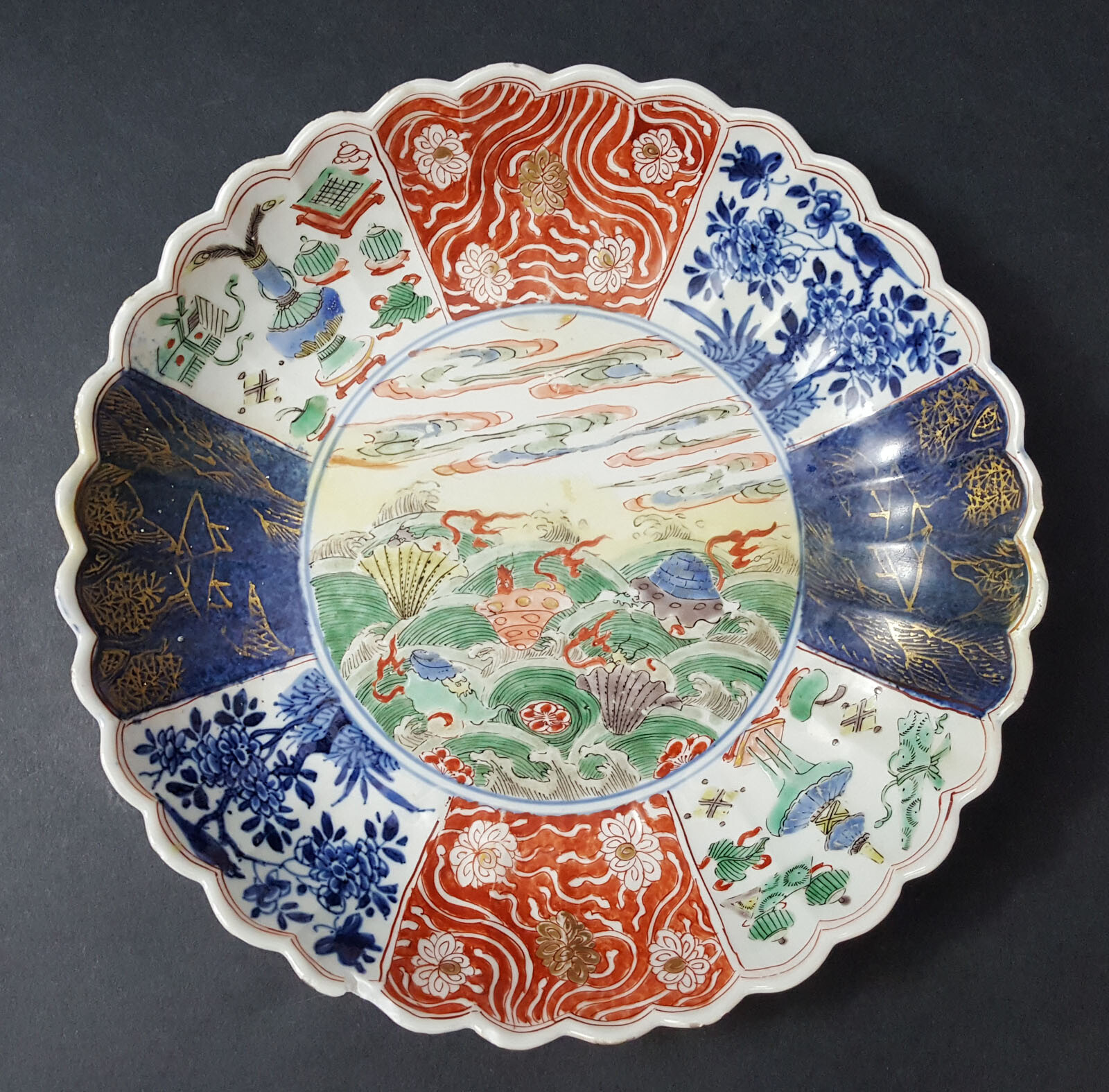 A Lobed Chinese Famille Verte Plate with Shells Among Waves, Kangxi (1662-1722)