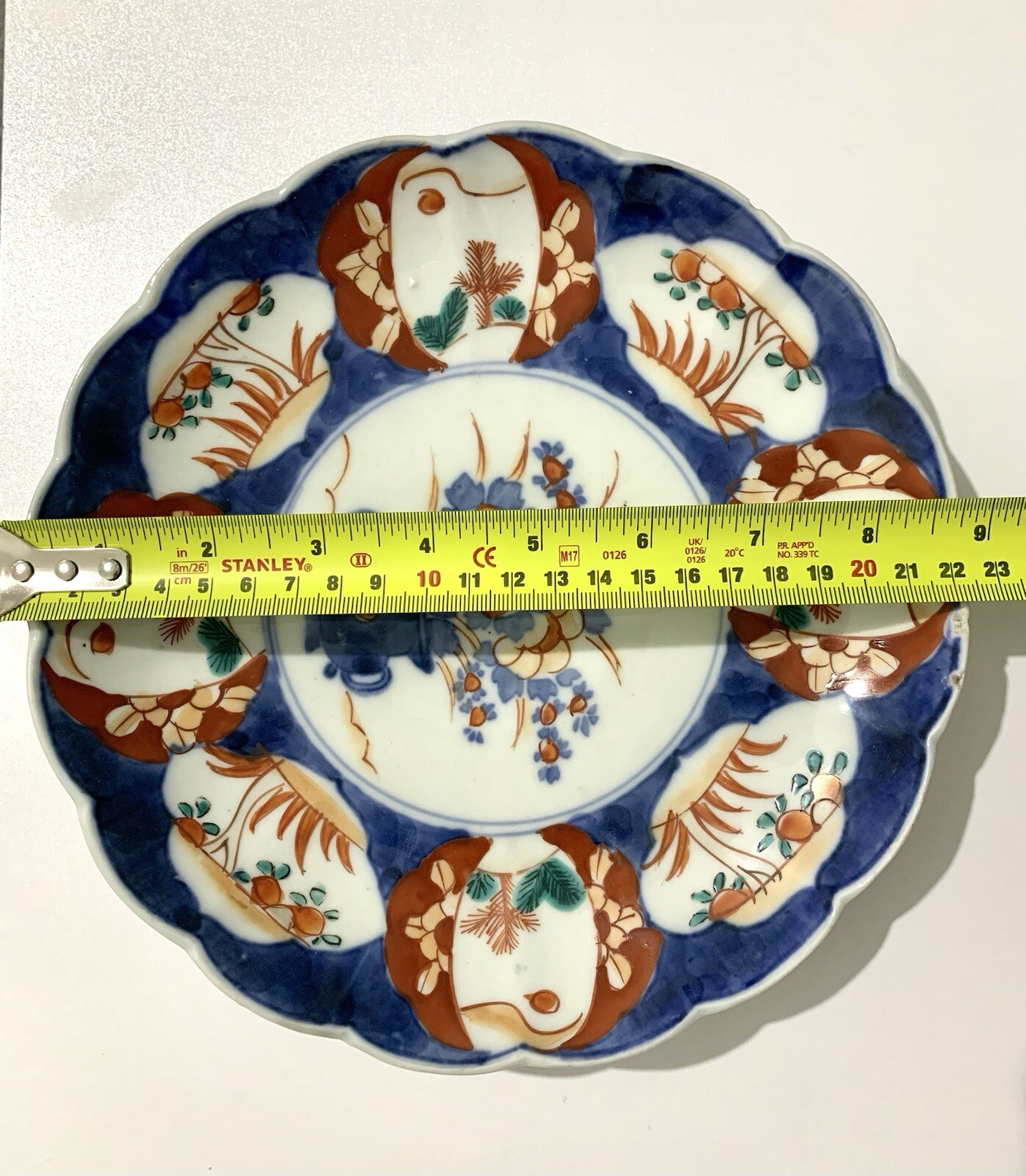 Antique 19th Century Japanese Hand Painted Imari Scalloped Plate 22.5 cm