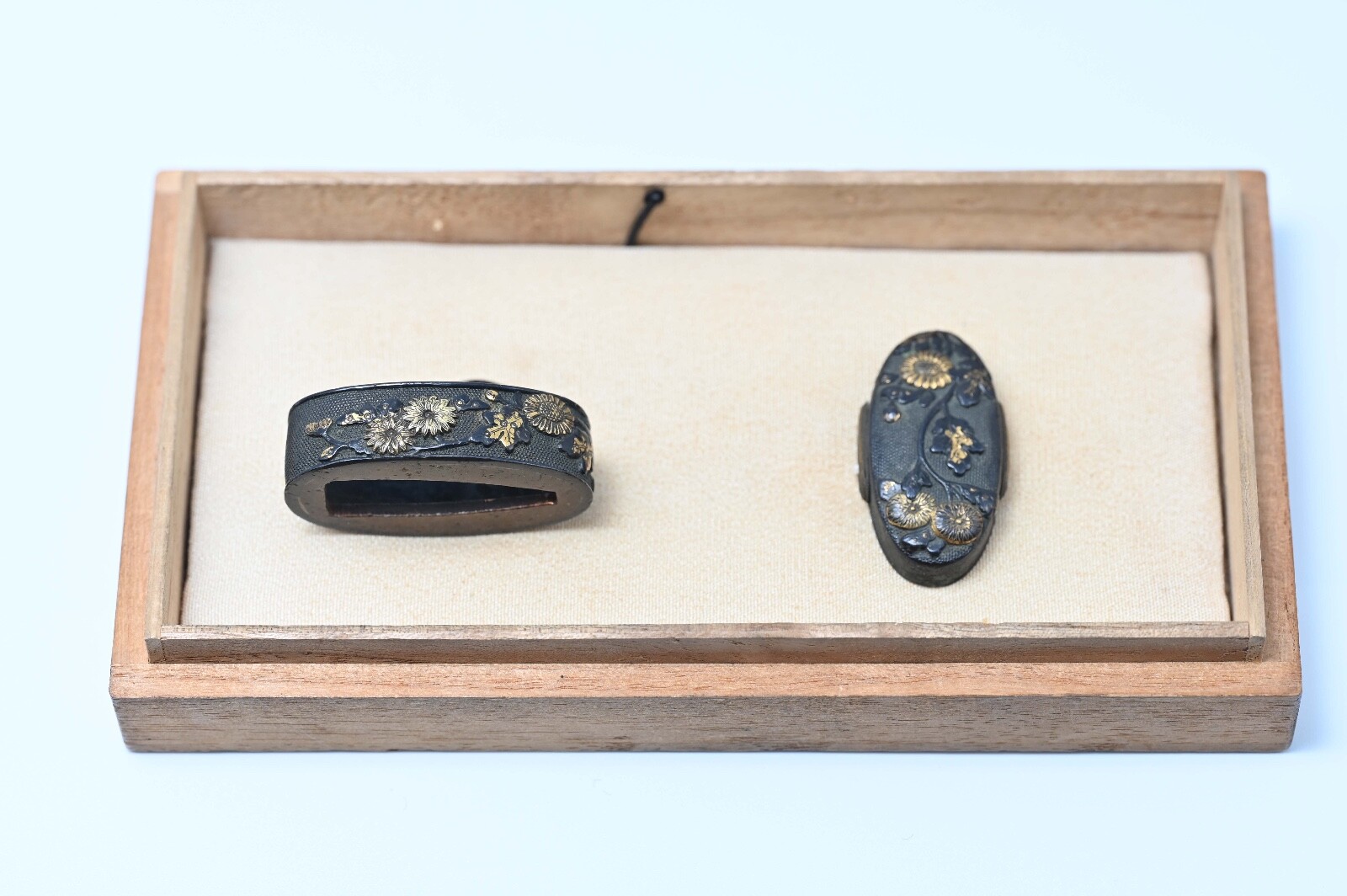 Fuchi Kashira Japanese antique Mumei chrysanthemum Shakudo Nanakoji Edo era