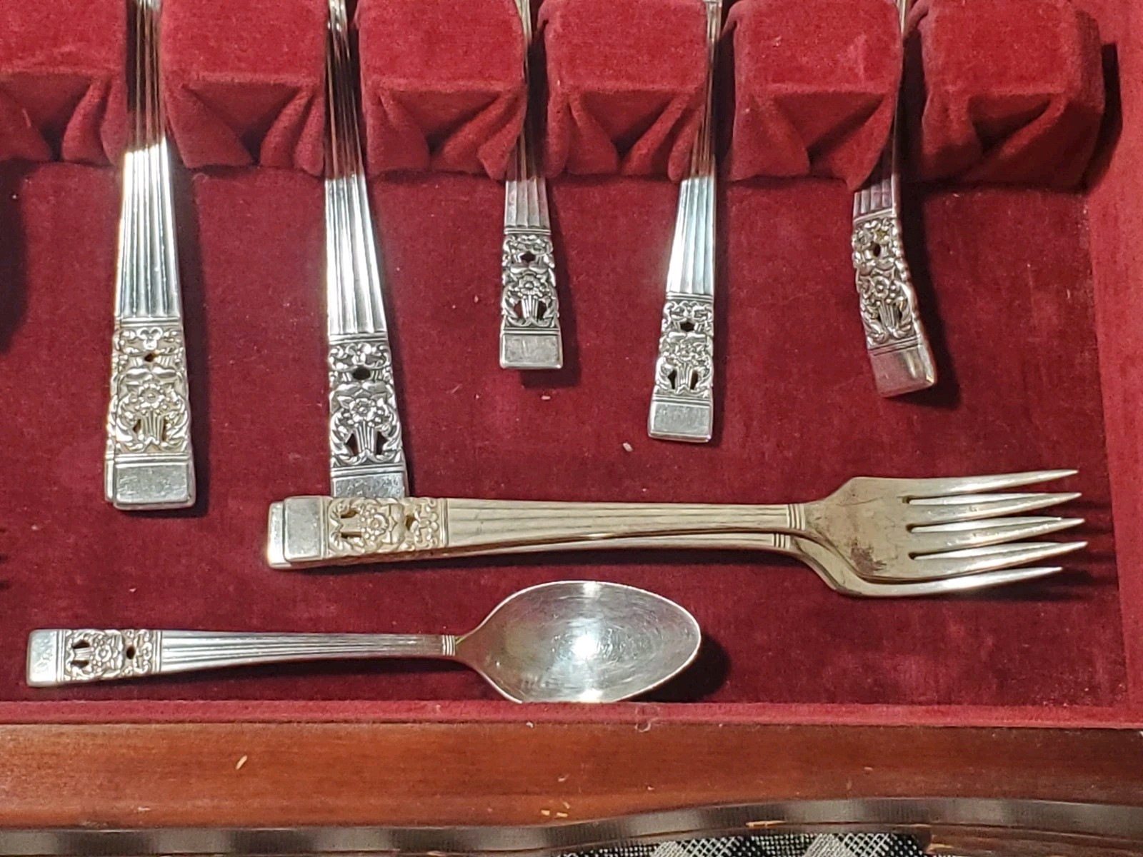 Vintage Oneida Community Flatware CORONATION Pattern In Wood Case 65 Pieces C14