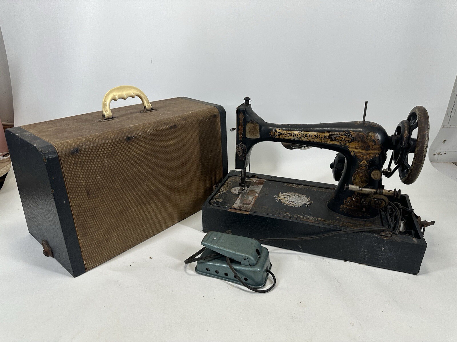Singer 27 Sewing Machine 1902 Sphinx Decals K298665 With Box Motor Needs repair