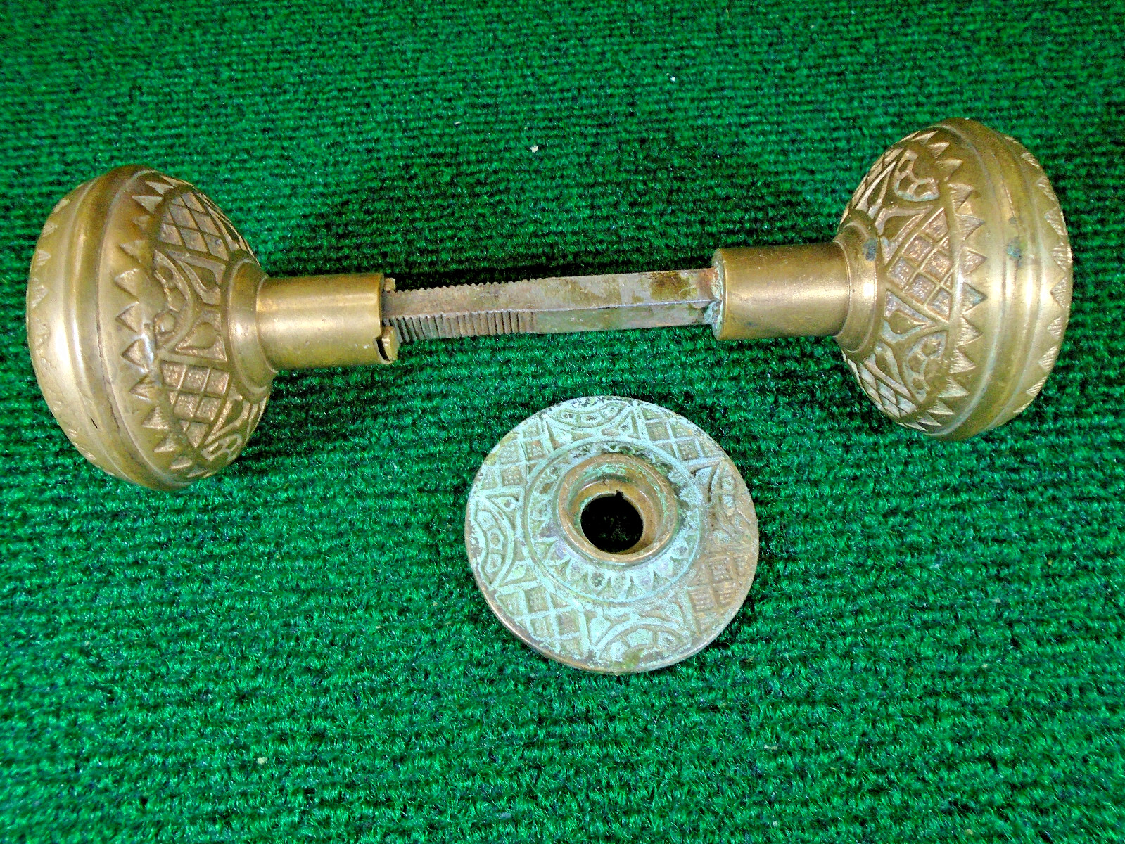 KENTON UNION BRASS DOOR KNOB SET – BLUMIN E-22500 AS FOUND (40000)
