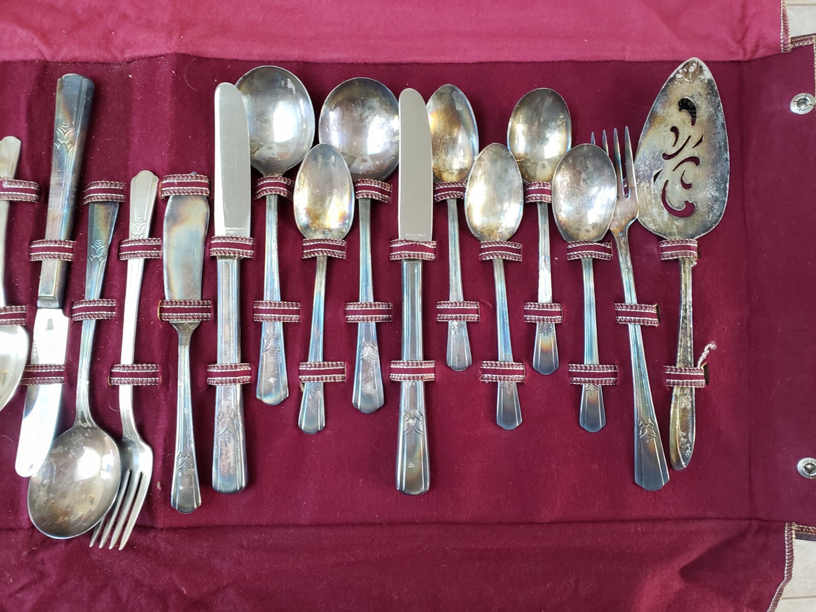 1881 ROGERS SILVERPLATED FLATWARE SET 50 PIECES IN HOLDER