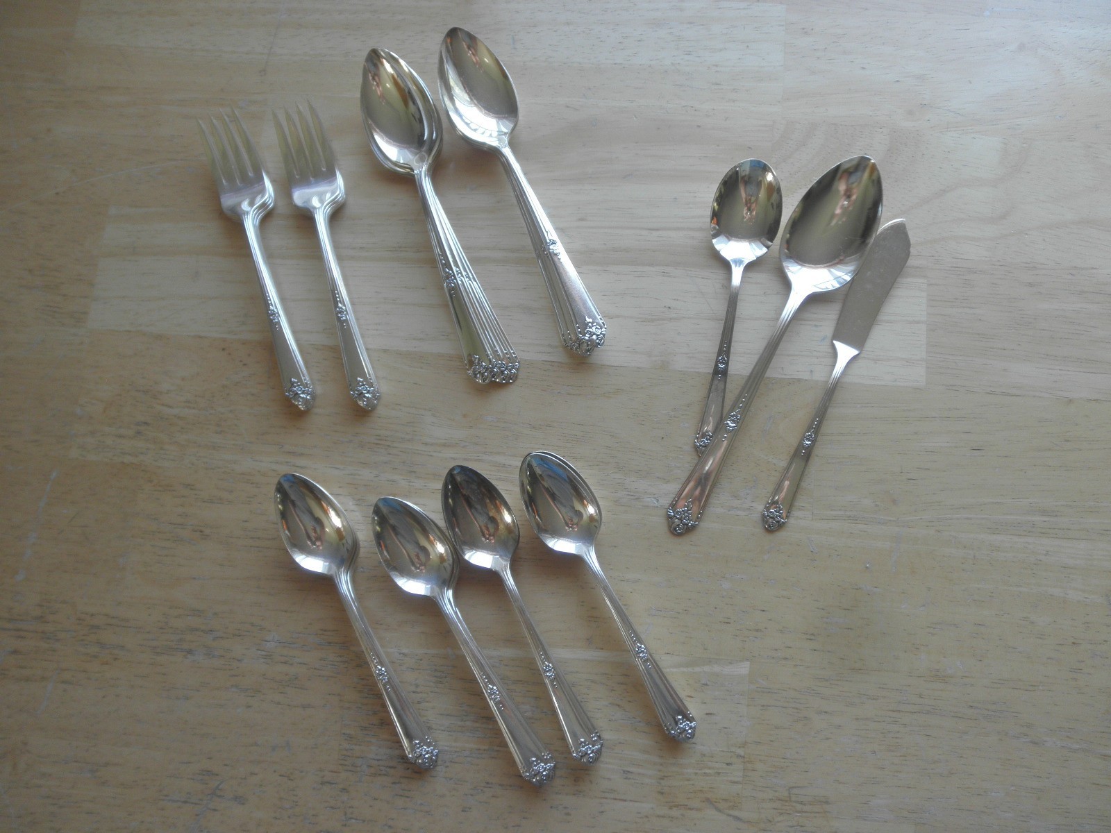 35 Pcs Oneida Community Tudor Plate Silverplated Flatware