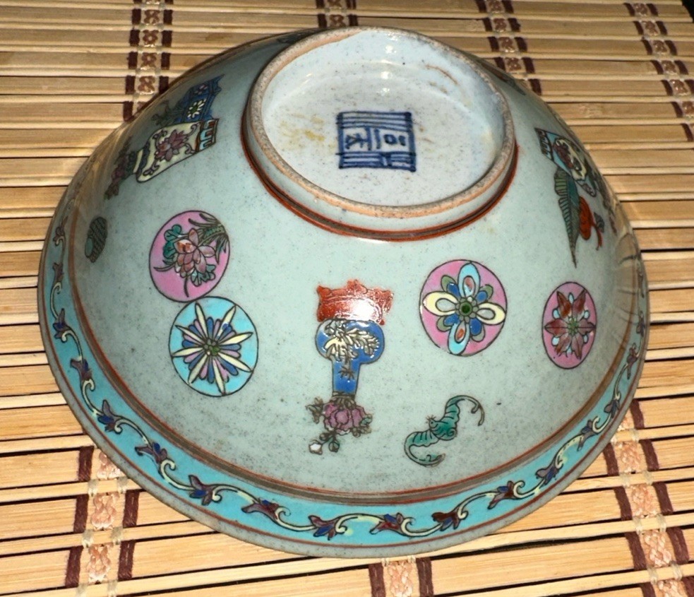 Hand-Painted Republic-era Chinese Porcelain Bowl Famille Rose Qing Dynasty