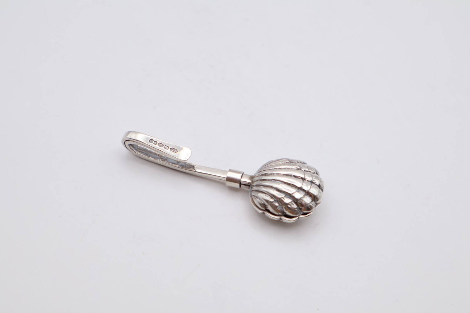 Contemporary Sterling Silver Shell Napkin Clip Hallmarked London 2002