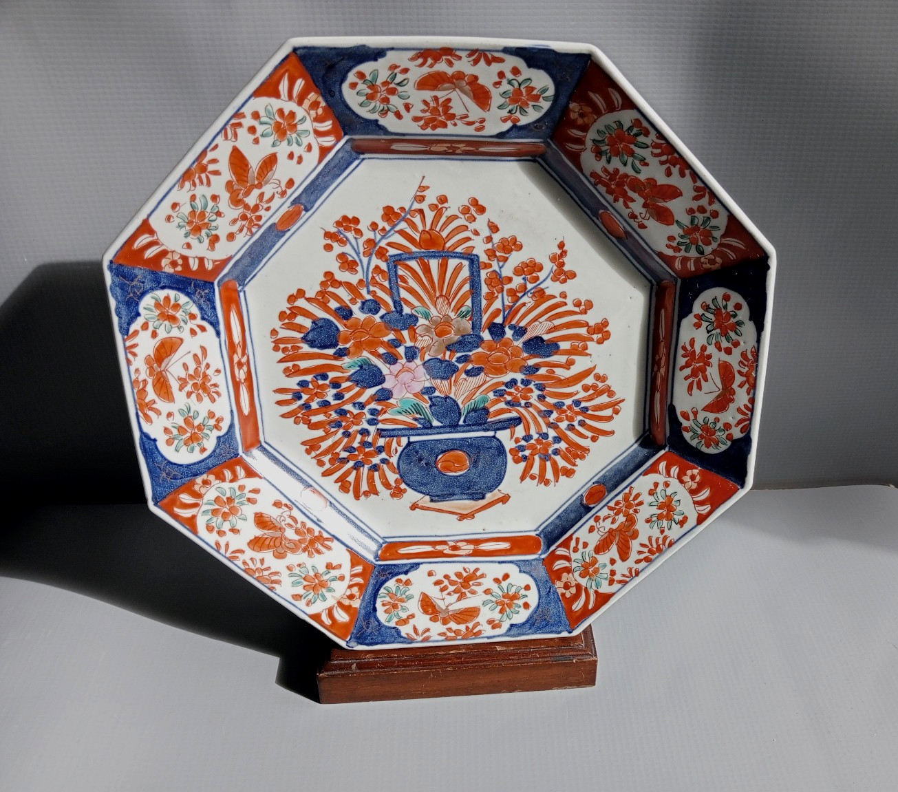 Antique Japanese Imari Octagonal Porcelain Serving Plate Gold Accents – 27cm