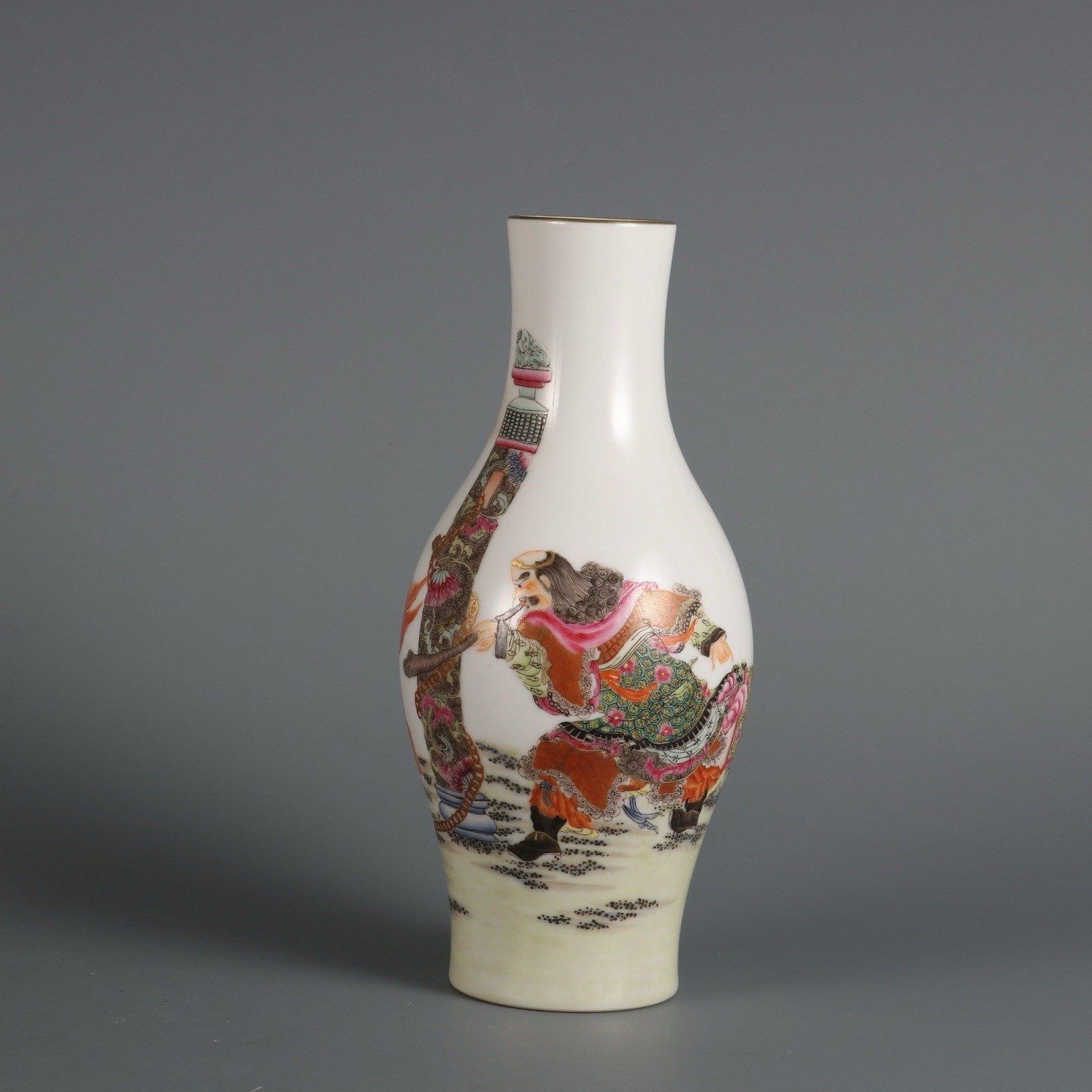 Chinase A Qing Dynasty Yongzheng period enamel-painted olive-shaped vase