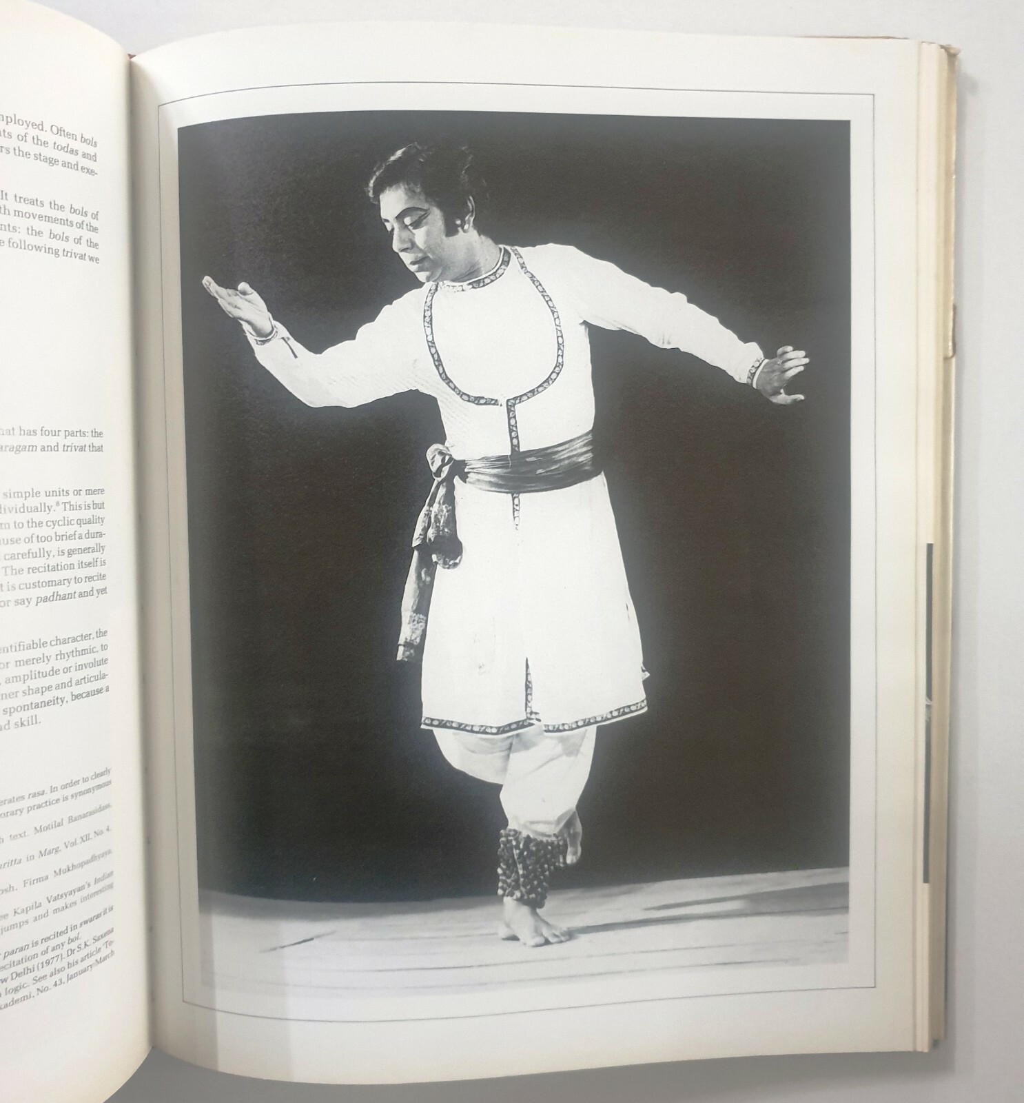 Kothari, Sunil: Kathak. Indian Classical Dance Art. 1989. 234p. illus. hb.SIGNED