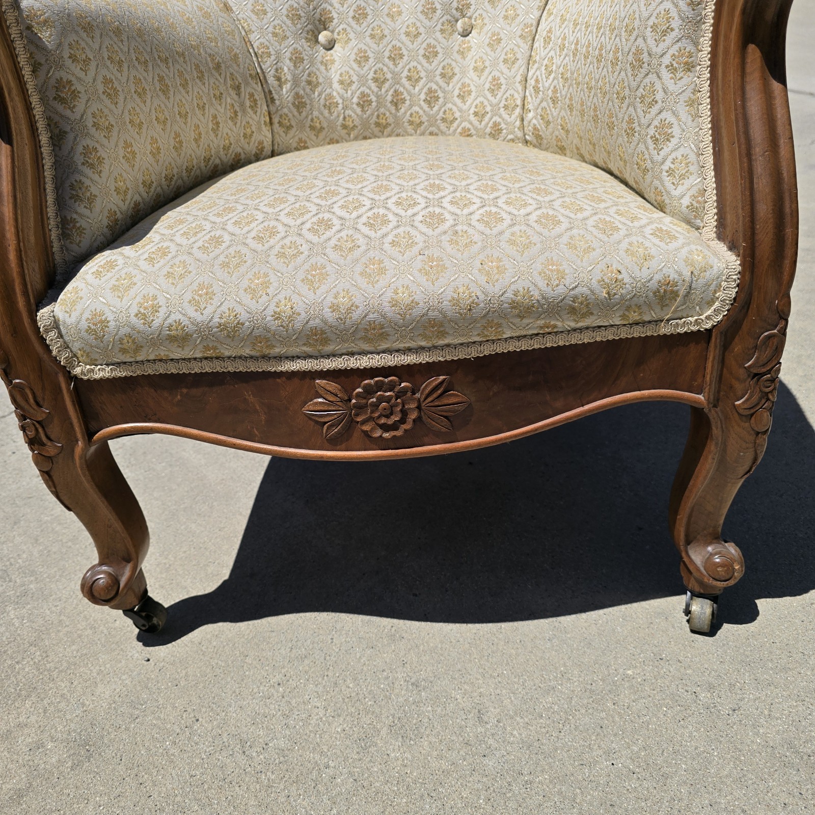 Antique Victorian Balloon Back Parlor Carved Walnut Armchair 1850-1900s