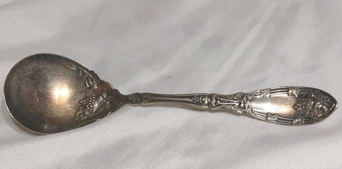 Wm Rogers Antique Onieda 1881 Silverplate La Vigne Small 6″ Serving Spoon c1908