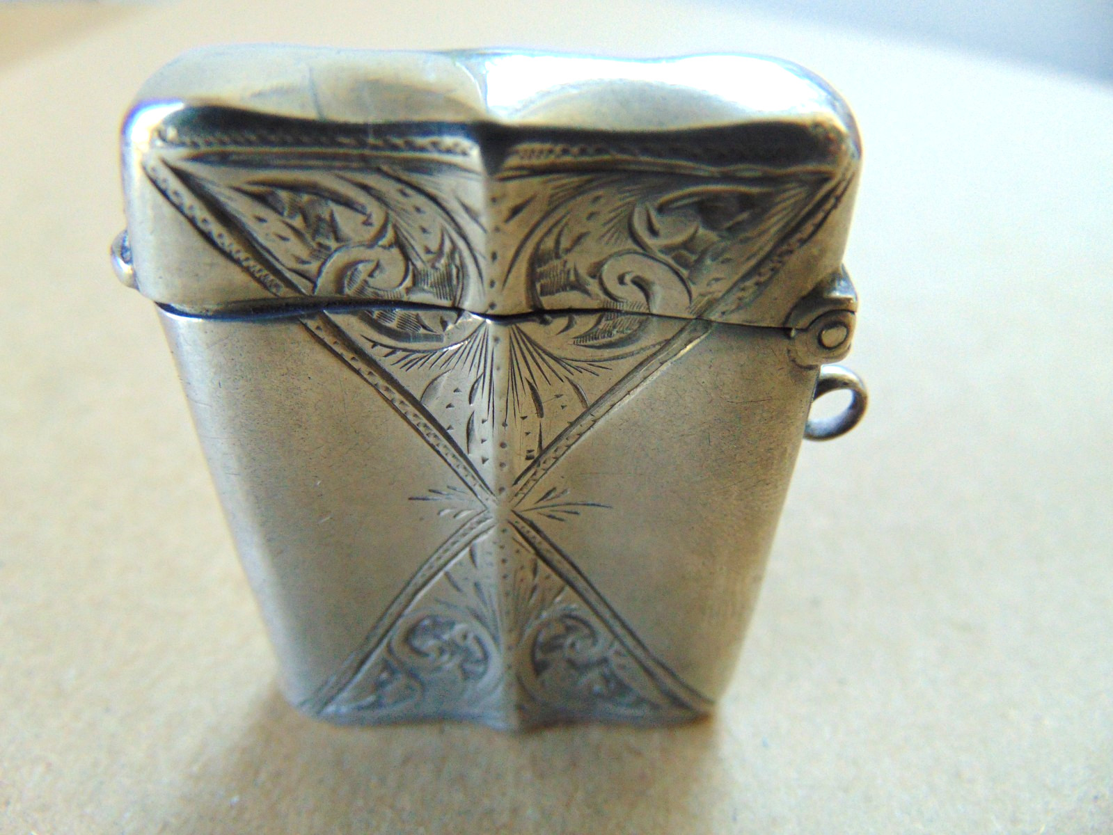 PRETTY VICTORIAN STERLING SILVER BRIGHT CUT VESTA CASE 1900