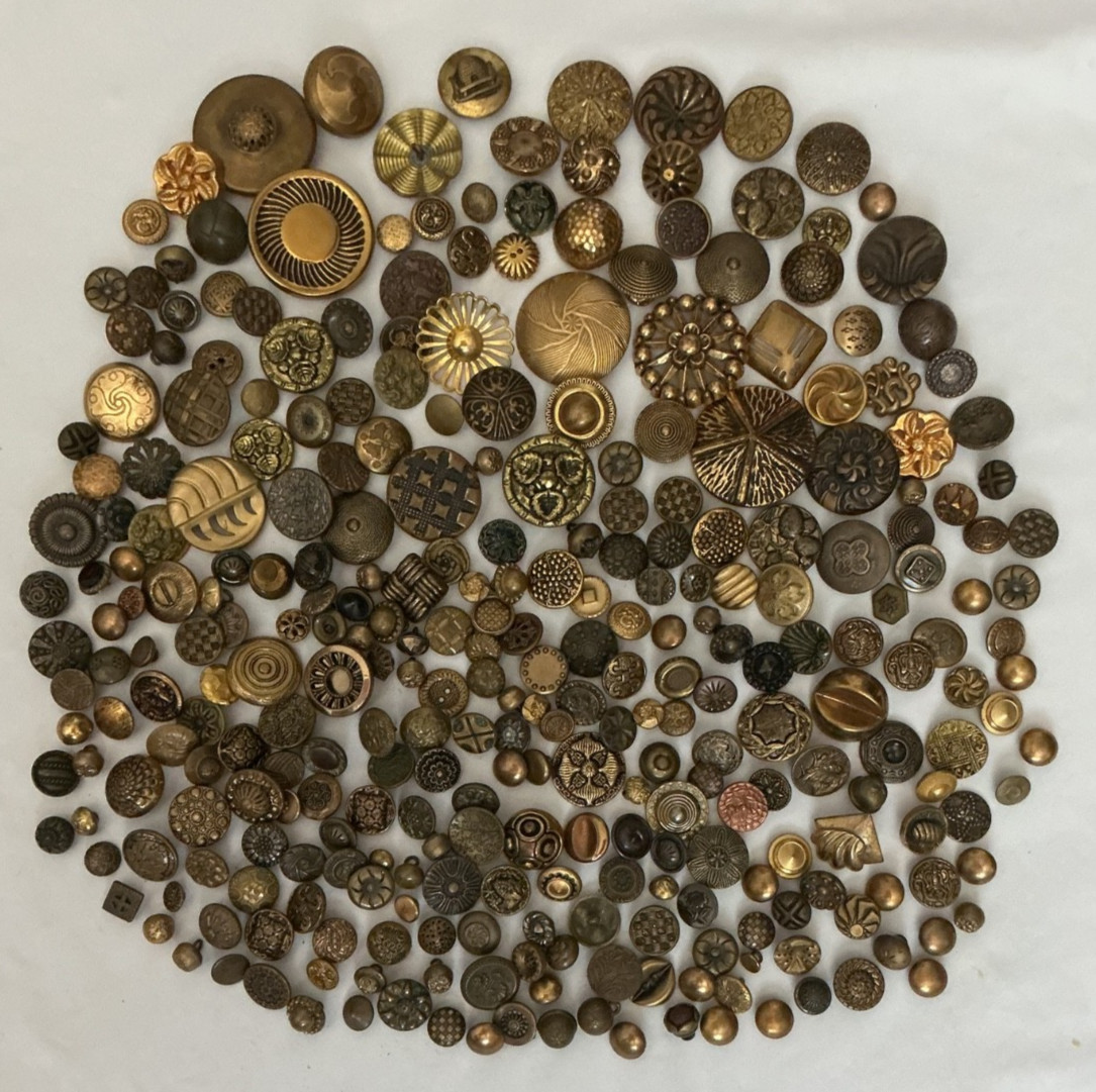 WONDERFUL DESIGNS ANTIQUE GOLD TONE METAL BUTTON LOT OF 305