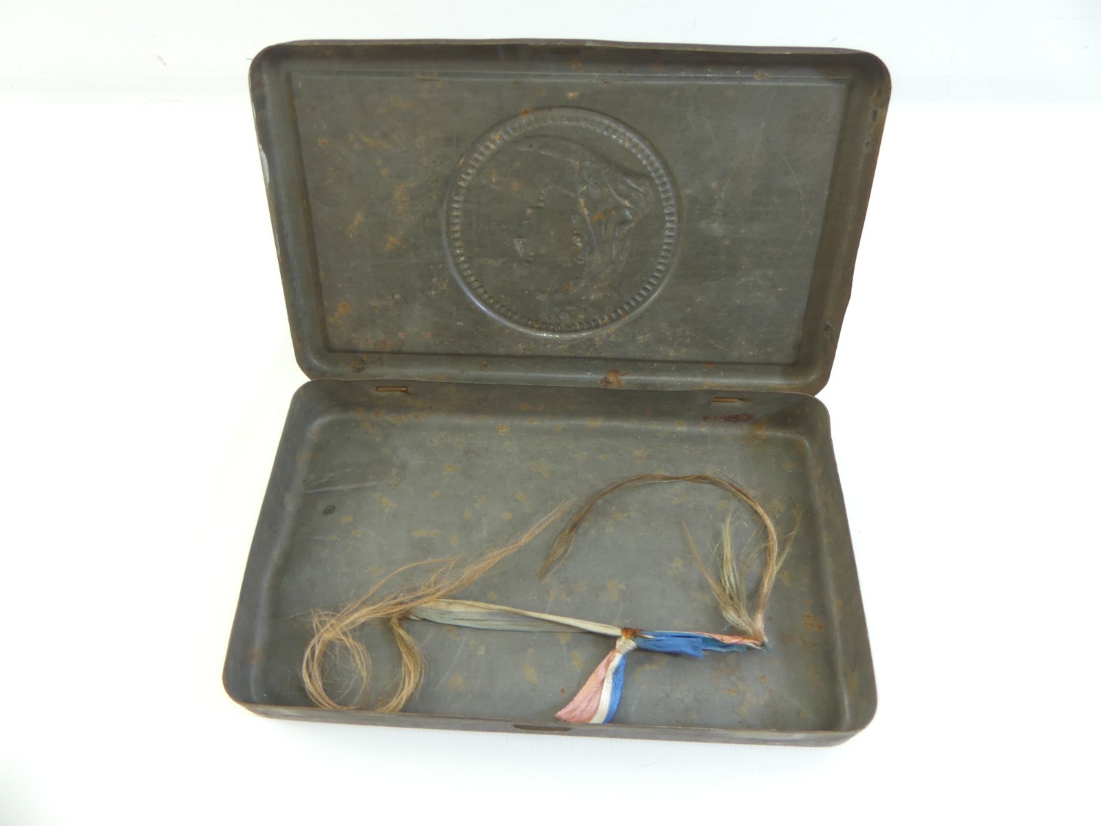 (RefJOH44) Antique South Africa 1900 Queen Victoria VR small hinged tin rectangu