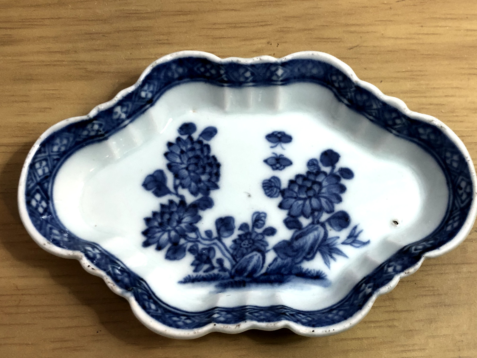 ANTIQUE 18TH C CHINESE EXPORT PORCELAIN BLUE AND WHITE LOZENGE SHAPED DISH